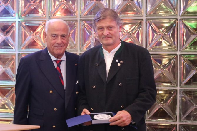 Dr. Dieter Heinold erhält Ehrenmedaille in Gold